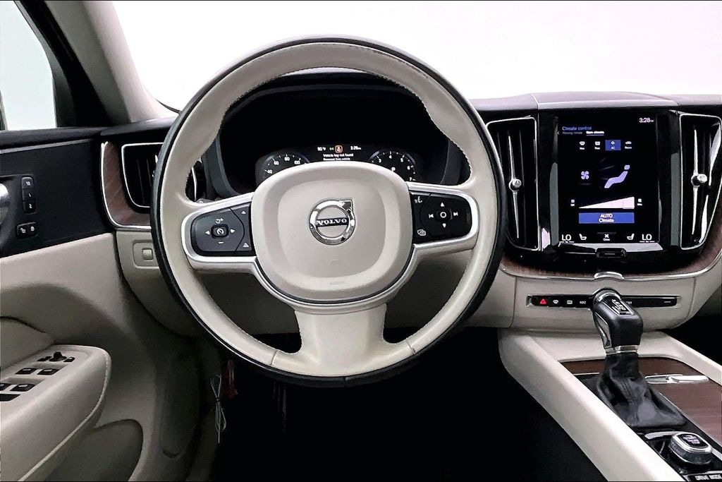 Used 2021 Volvo XC60 T5 Momentum SUV