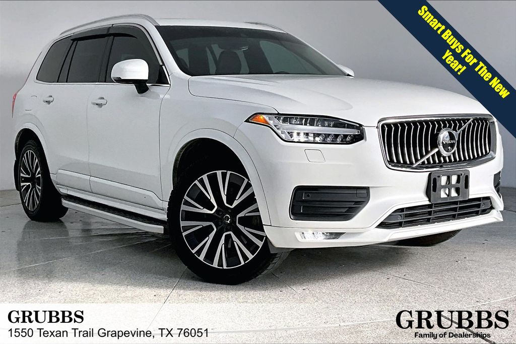 2022 Volvo XC90 Momentum's photo