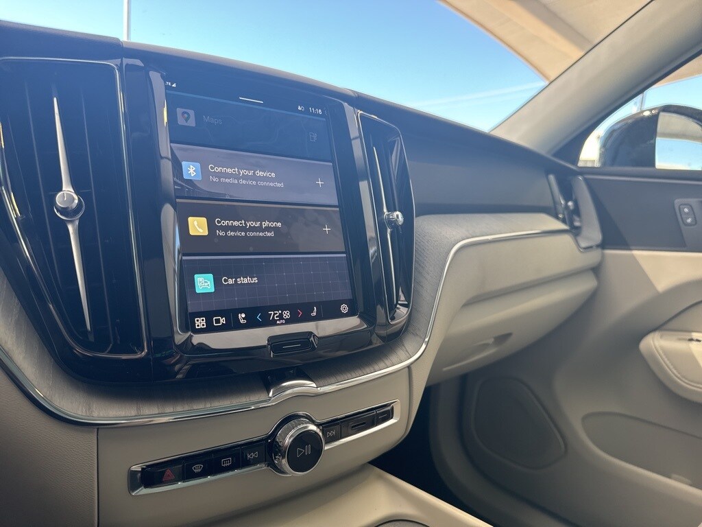 2025 Volvo XC60 T8 Plus photo 3
