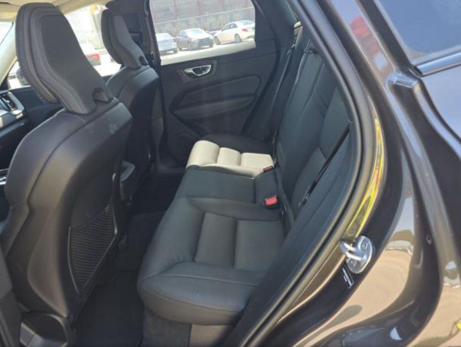 2025 Volvo XC60 Plus photo 3