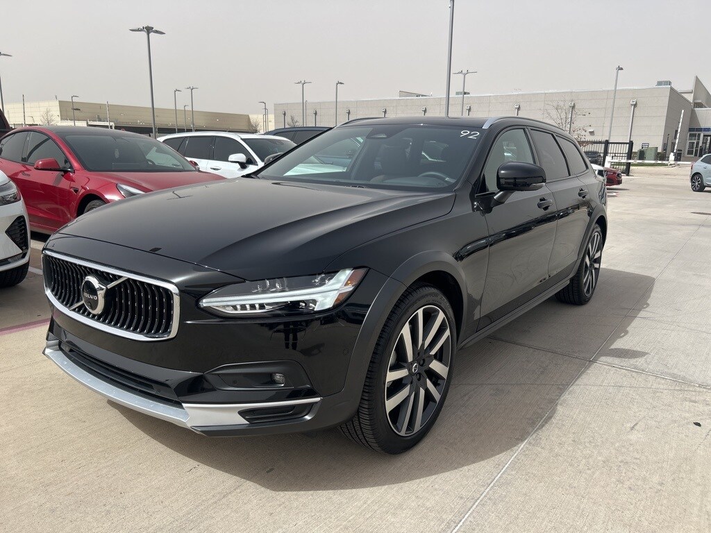 2025 Volvo V90 Cross Country B6 Plus photo 2