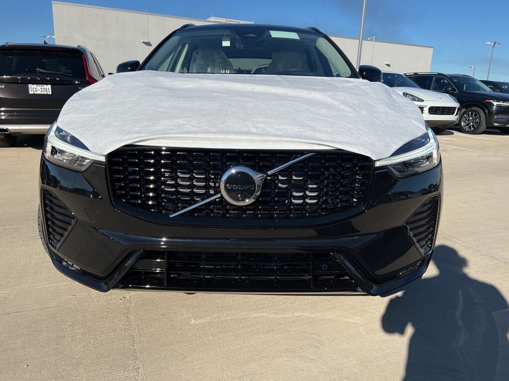 2025 Volvo XC60 B5 Plus photo 2