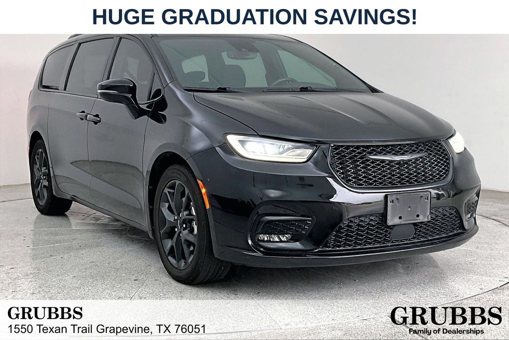2021 Chrysler Pacifica Touring's photo