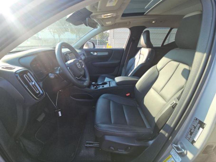 2025 Volvo XC40 Core photo 2