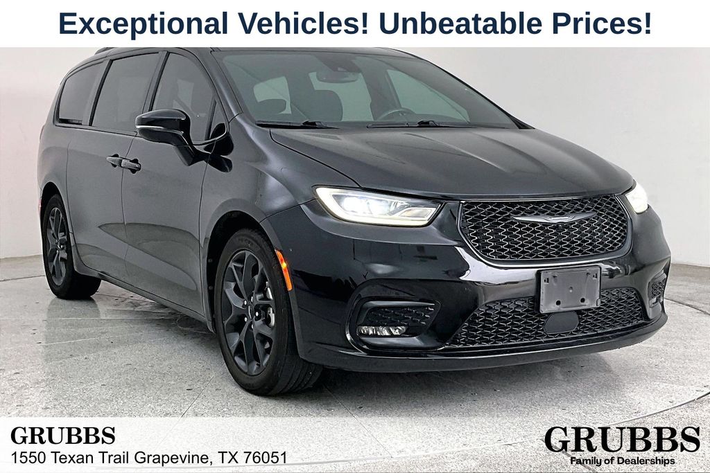 2021 Chrysler Pacifica Touring's photo
