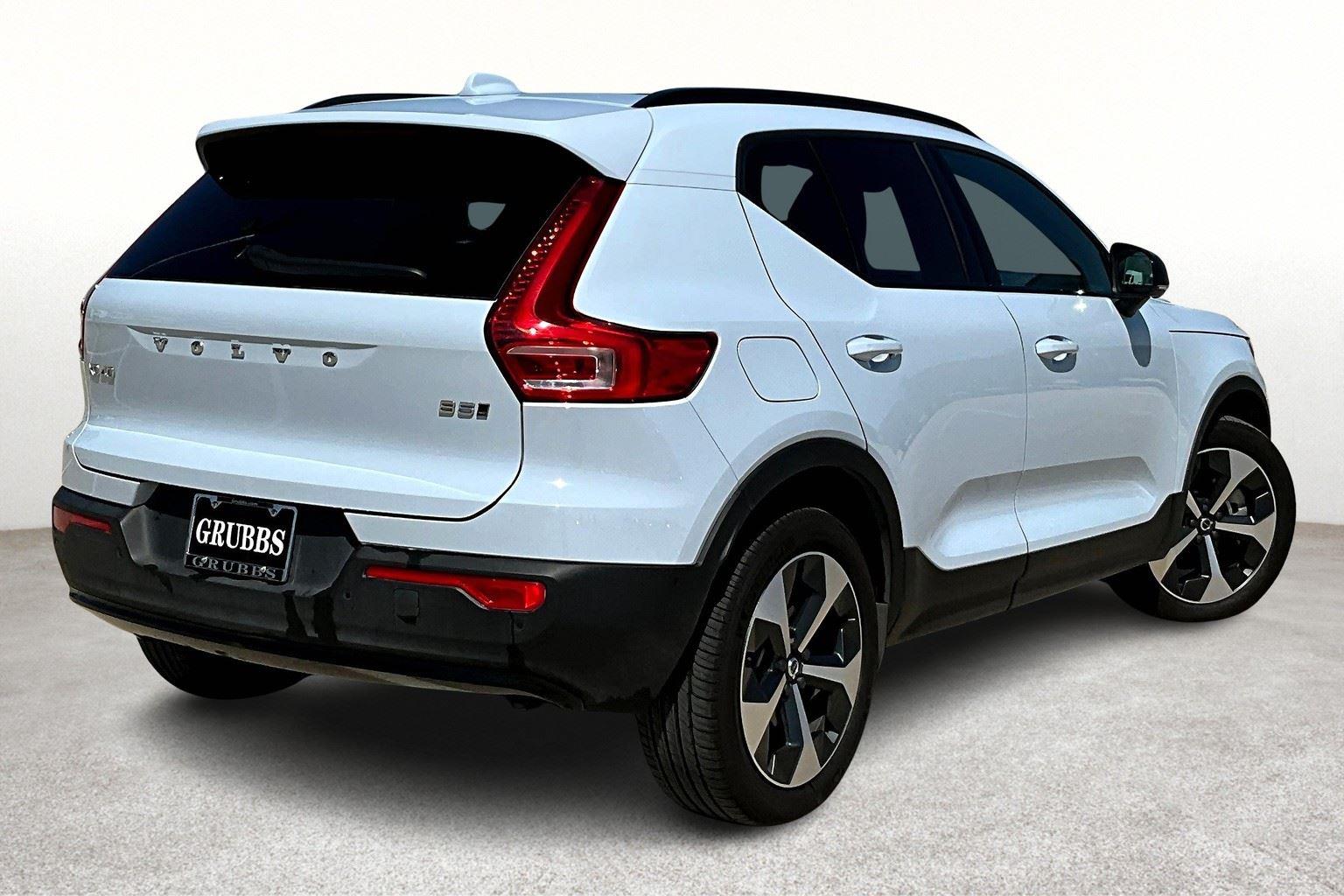 2025 Volvo XC40 Plus photo 2
