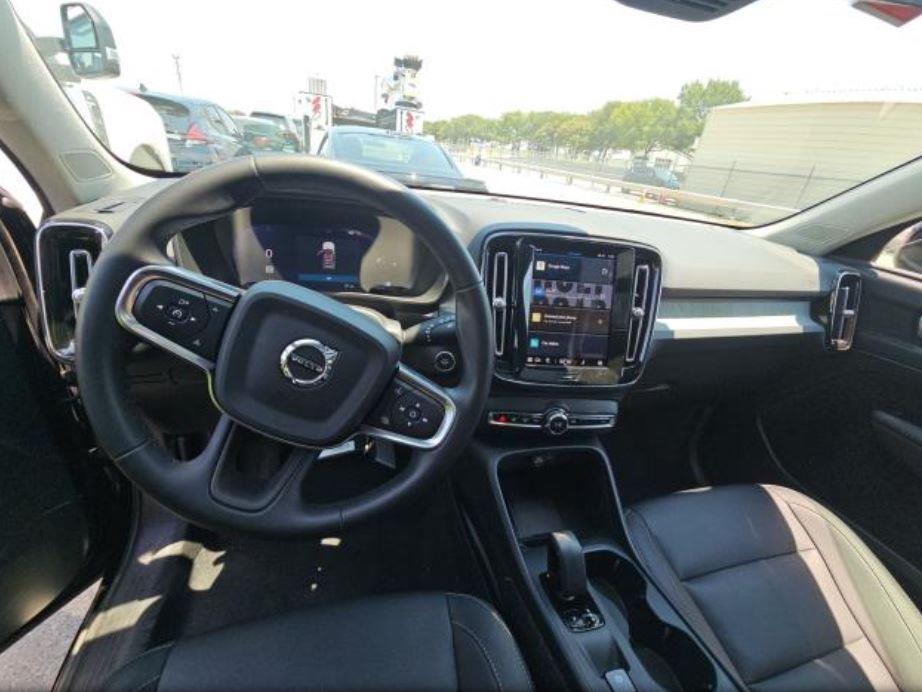 2025 Volvo XC40 Core photo 3