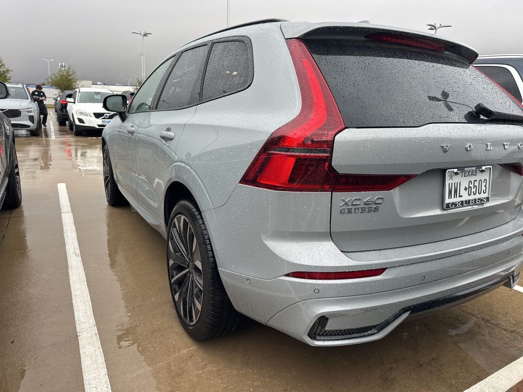 2026 Volvo XC60 B5 photo 3