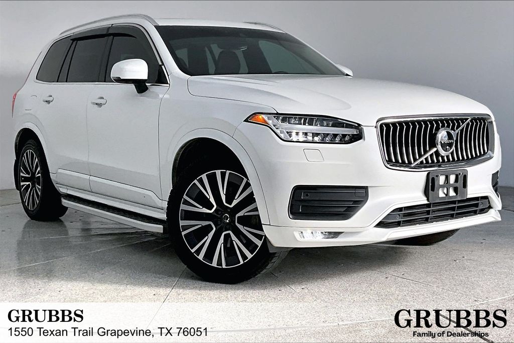 2022 Volvo XC90 Momentum's photo