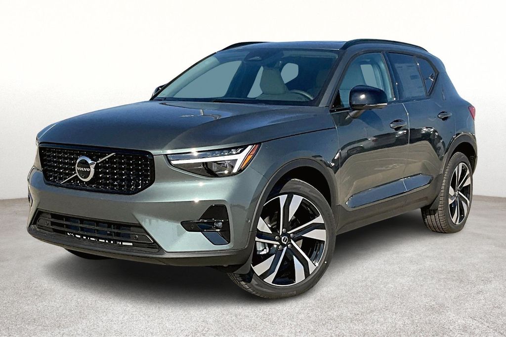 2026 Volvo XC40 photo 2