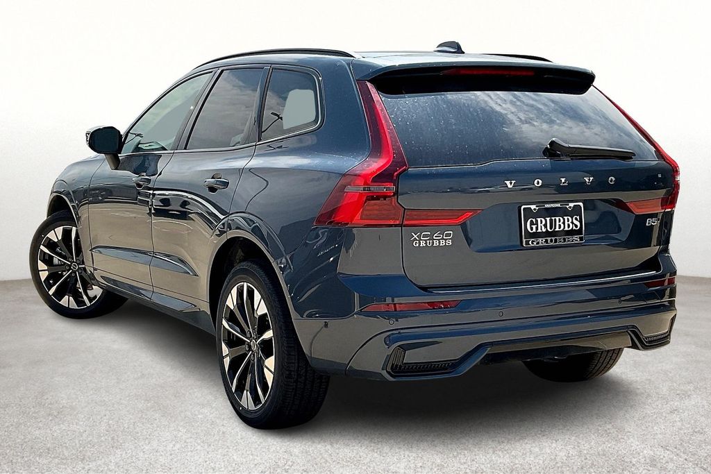 2026 Volvo XC60 B5 photo 3