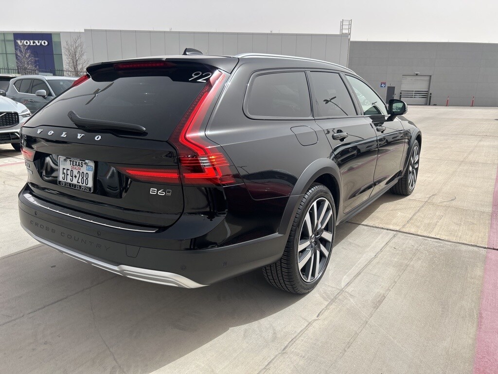 2025 Volvo V90 Cross Country B6 Plus photo 4