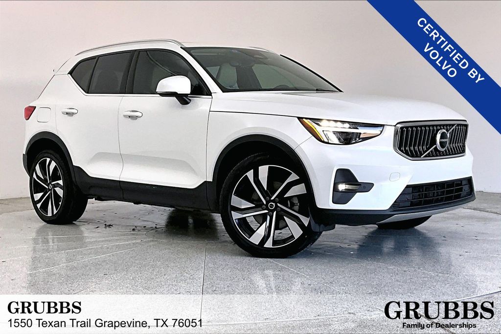 2023 Volvo XC40 Plus's photo