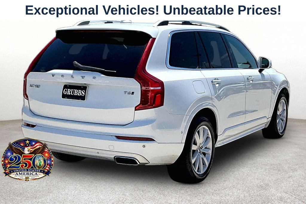 2017 Volvo XC90 T6 AWD Momentum's photo