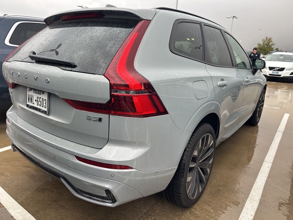 2026 Volvo XC60 B5 photo 4