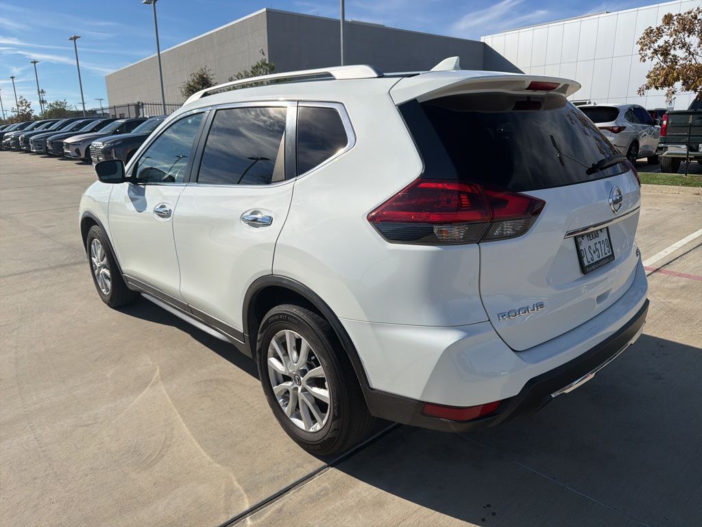 2018 Nissan Rogue SV photo 4