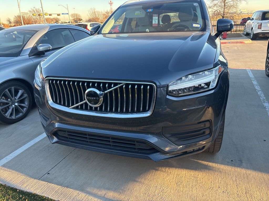 2020 Volvo XC90 Momentum's photo