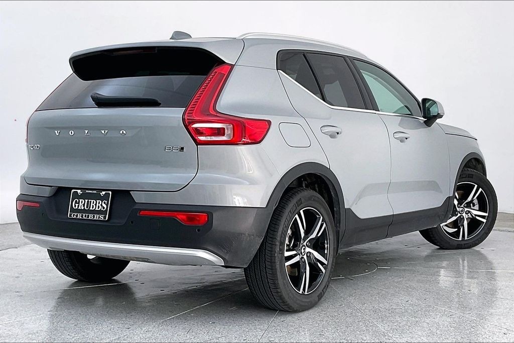 Certified 2025 Volvo XC40 B5 Core SUV