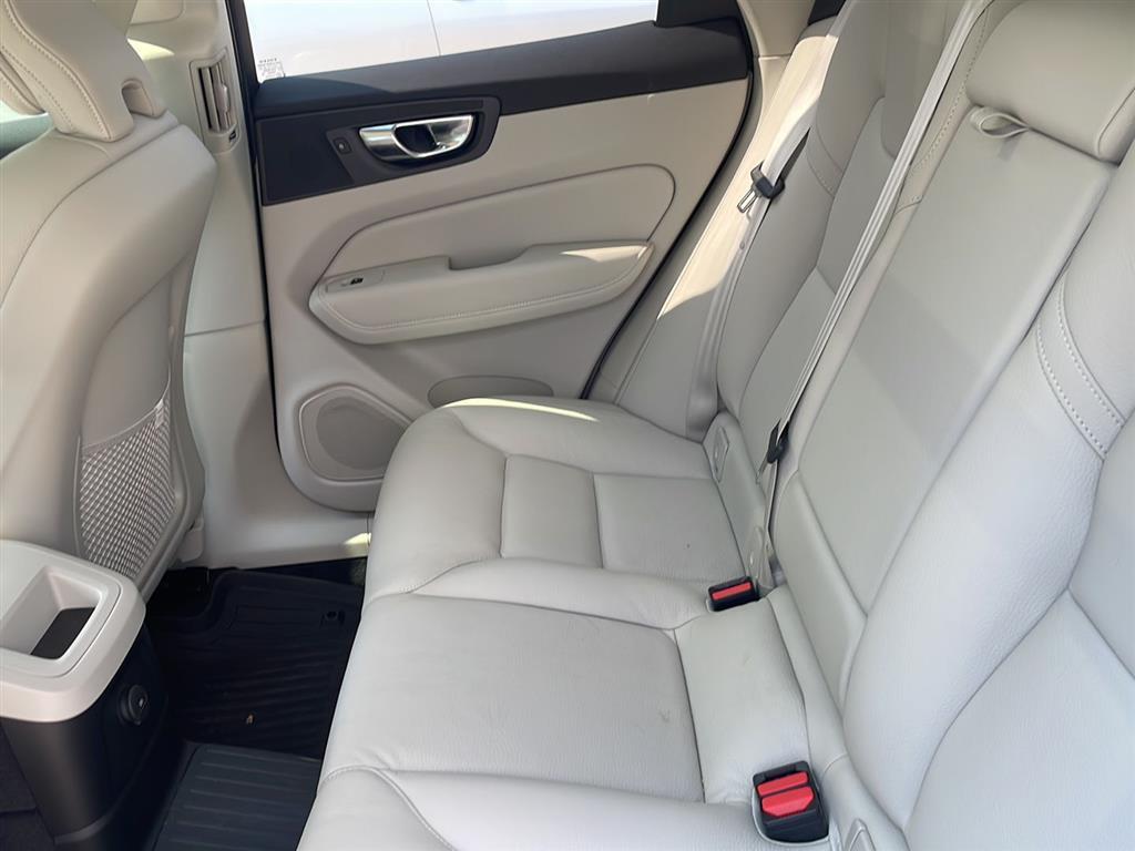 2025 Volvo XC60 Hybrid Plus photo 3