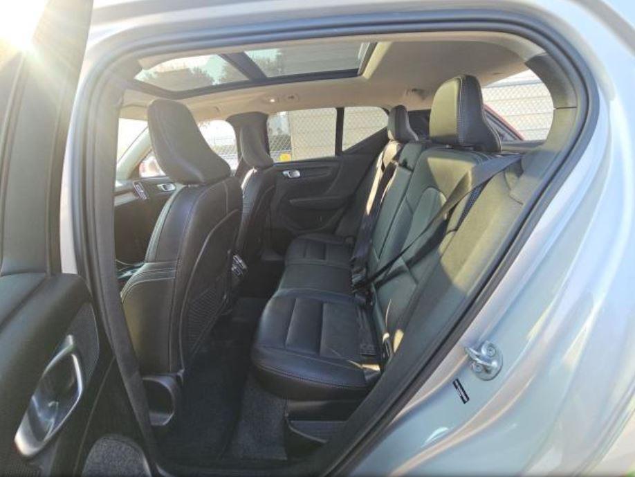 2025 Volvo XC40 Core photo 3