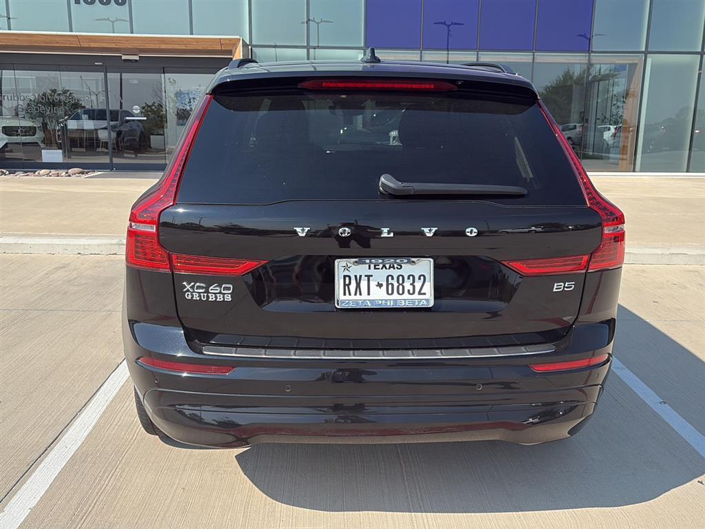 2022 Volvo XC60 Momentum photo 2