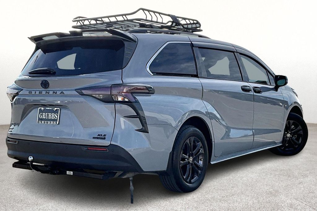2024 Toyota Sienna Platinum photo 2