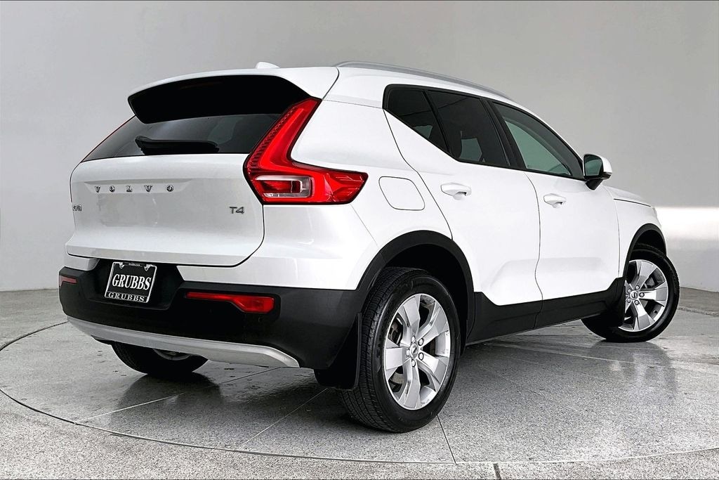 Certified 2022 Volvo XC40 Momentum SUV