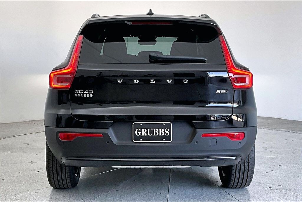 New 2026 Volvo XC40 B5 Core SUV