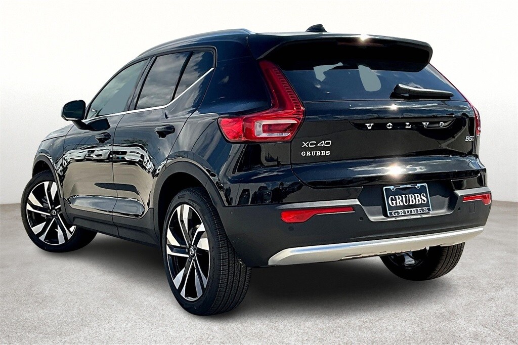 2025 Volvo XC40 photo 3