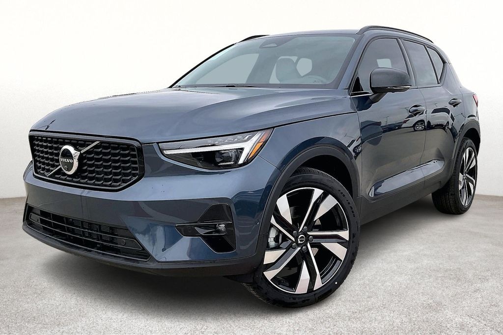 New 2026 Volvo XC40 B5 Ultra SUV