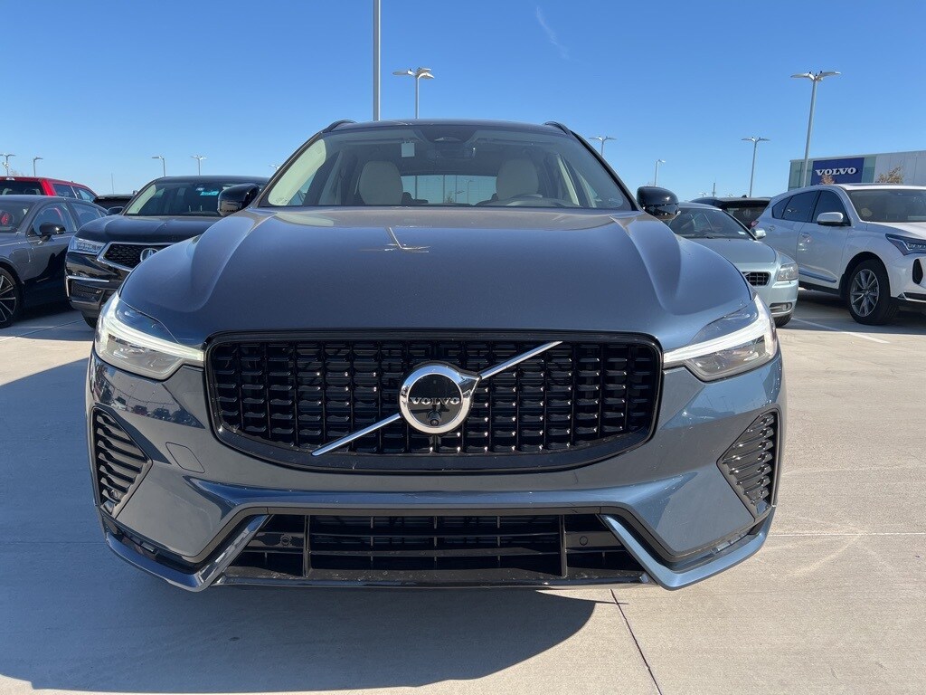 2025 Volvo XC60 B5 Plus photo 2