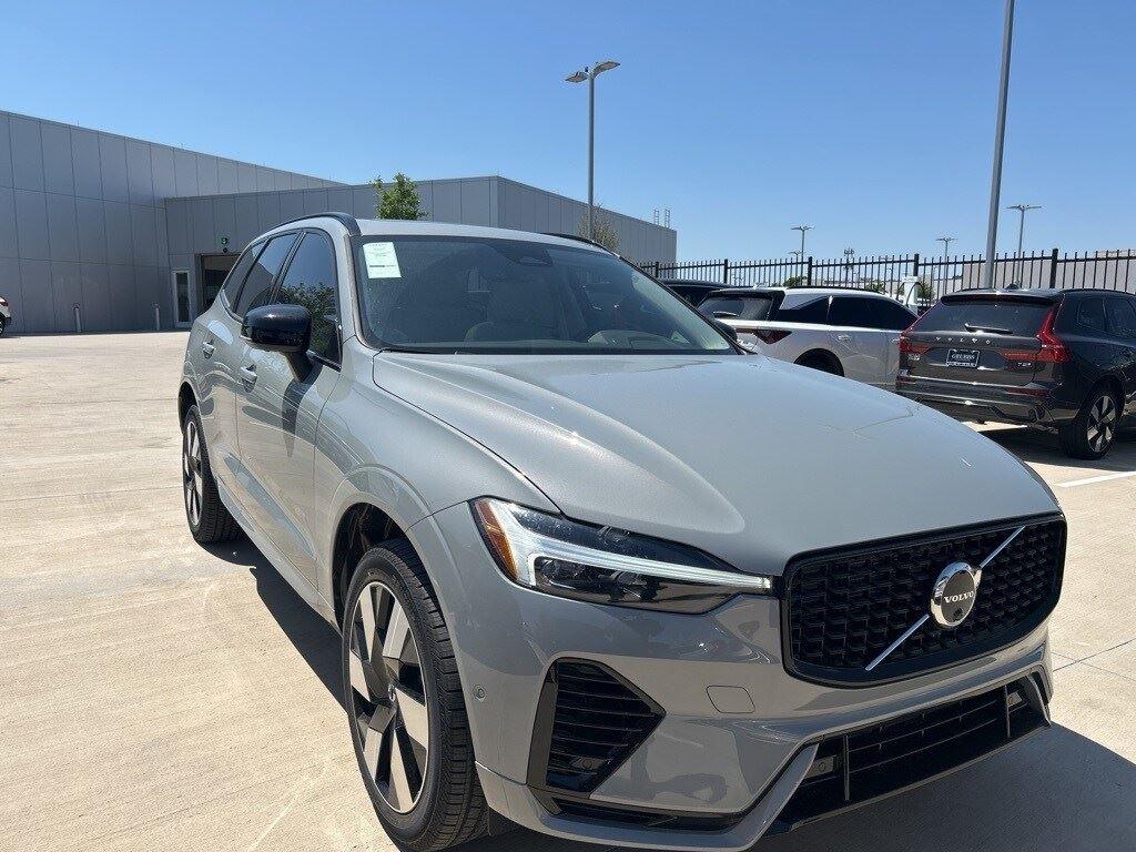 2025 Volvo XC60 Hybrid Plus photo 4