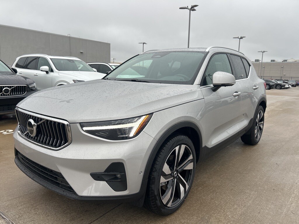 2025 Volvo XC40 photo 2