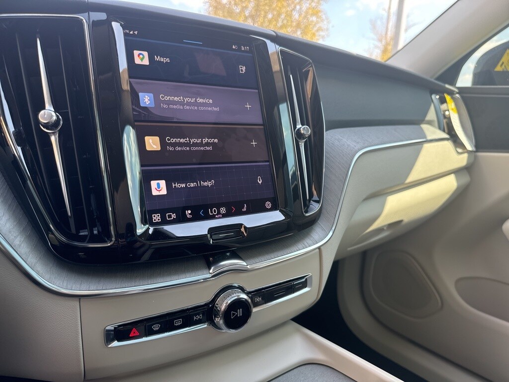 2025 Volvo XC60 T8 Plus photo 3