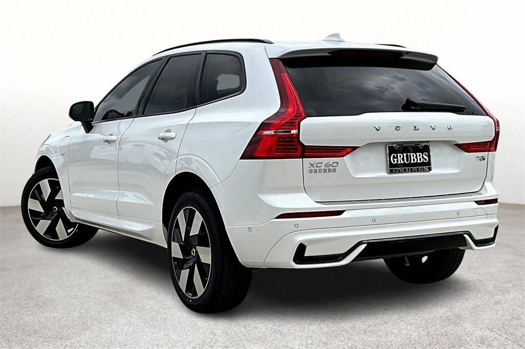 2025 Volvo XC60 T8 Plus photo 3