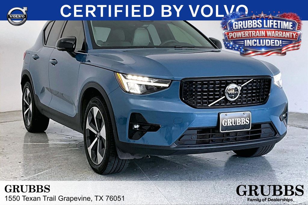 2024 Volvo XC40 B5 Plus Dark AWD's photo