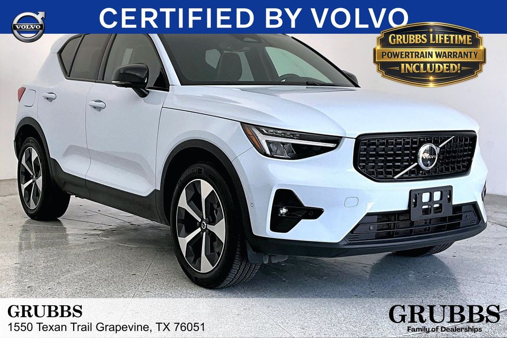 2025 Volvo XC40 B5 Plus Dark AWD's photo