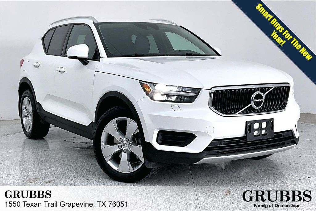 2022 Volvo XC40 Momentum's photo