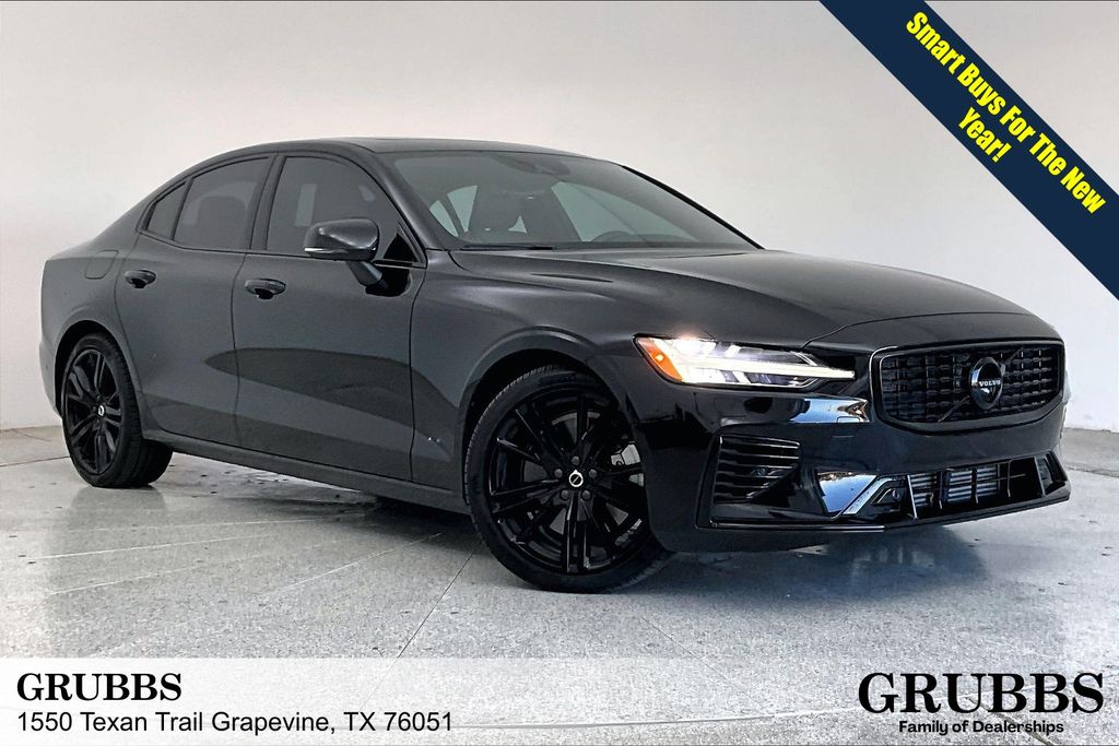 2022 Volvo S60 R-Design's photo