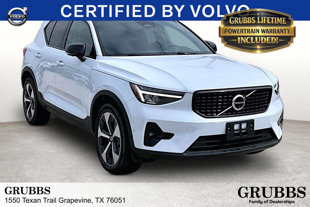 2025 Volvo XC40 B5 Plus Dark AWD's photo