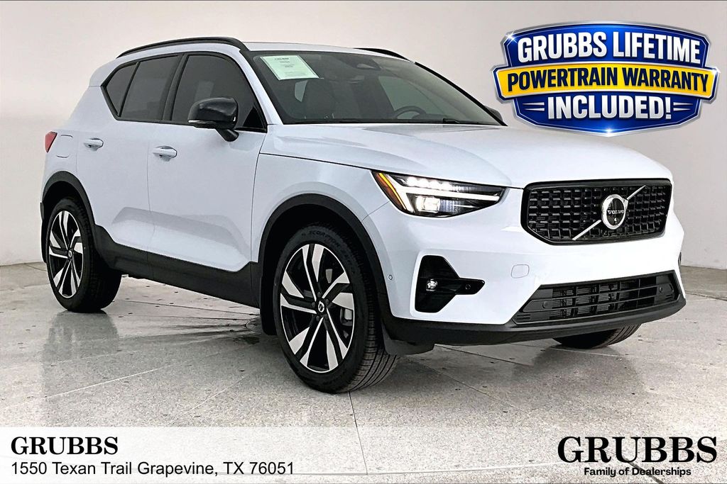 2026 Volvo XC40 B5 Plus Dark AWD's photo