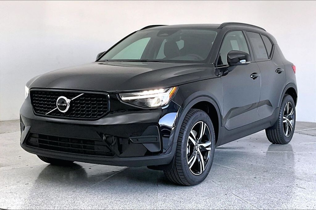 New 2026 Volvo XC40 B5 Core SUV