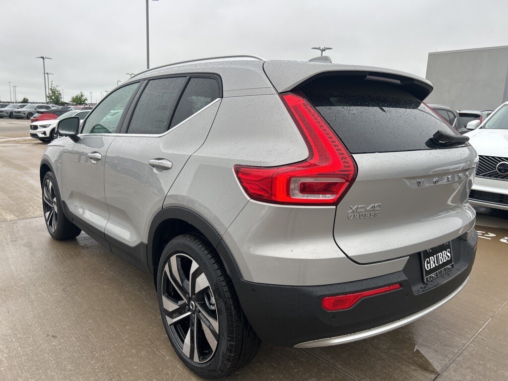 2025 Volvo XC40 photo 3