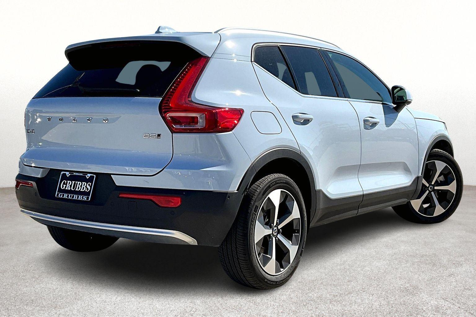 2025 Volvo XC40 Plus photo 2