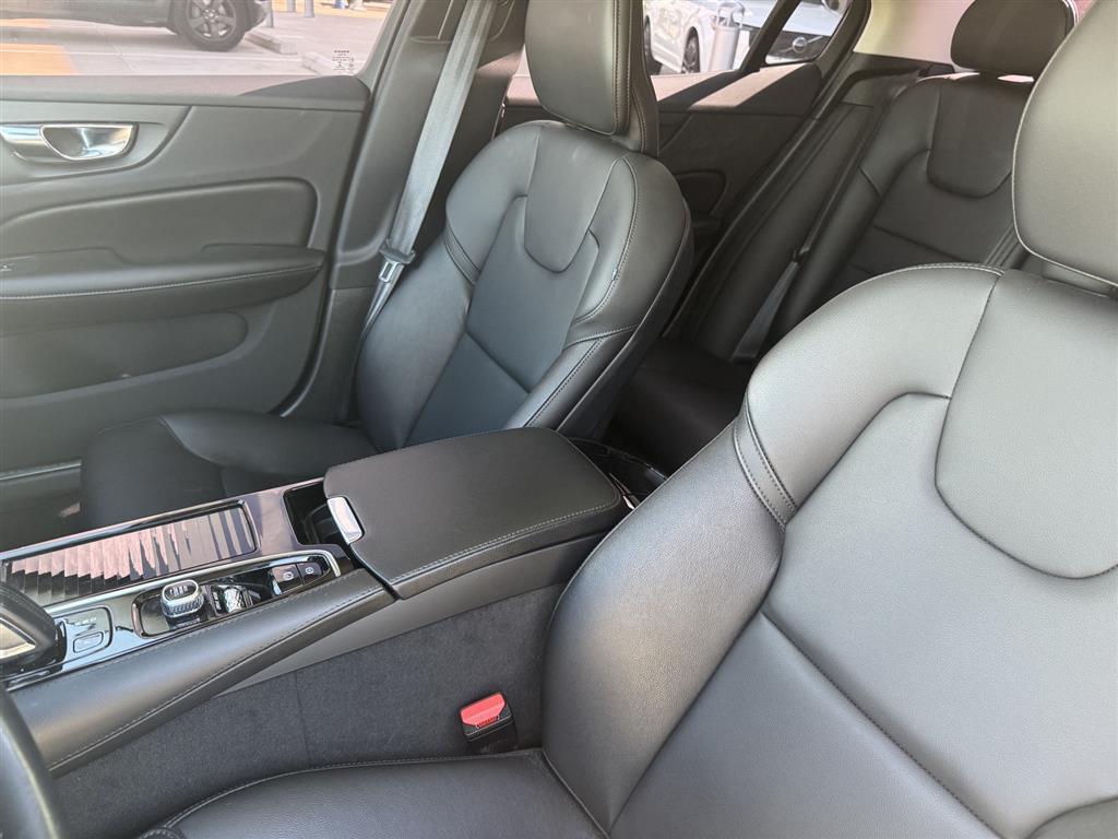 2021 Volvo S60 R-Design Expression photo 3