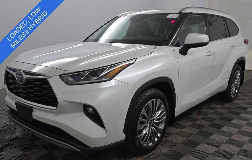 2022 Toyota Highlander Platinum's photo