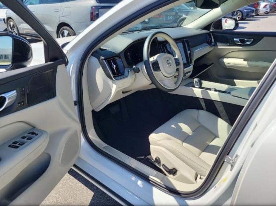 2024 Volvo S60 Plus photo 2