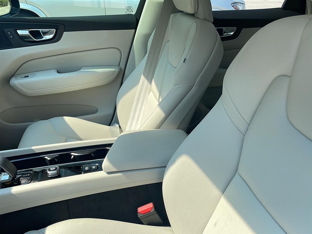 2025 Volvo XC60 Hybrid Plus photo 2