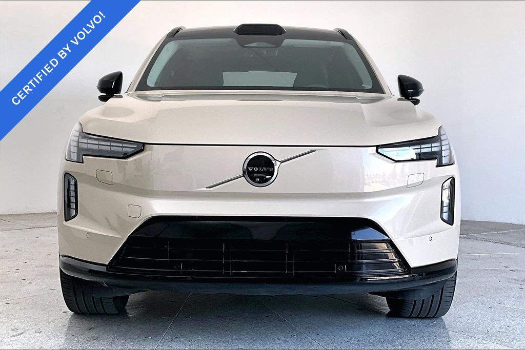 2025 Volvo EX90 3