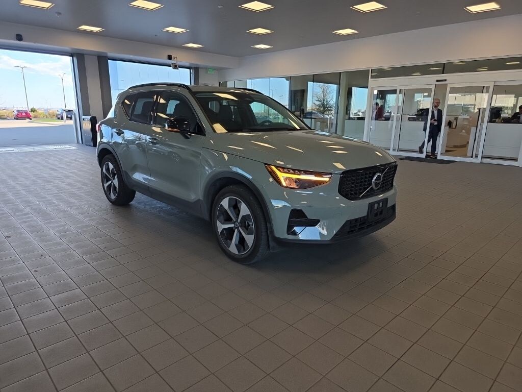 Used 2024 Volvo XC40 B5 Core SUV